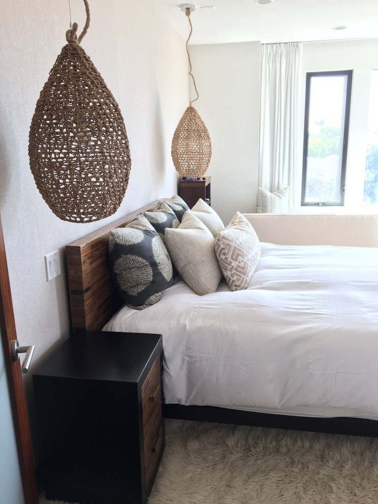 Пример оригинального дизайна: хозяйская спальня среднего размера в морском стиле с белыми стенами, ковровым покрытием и белым полом без камина