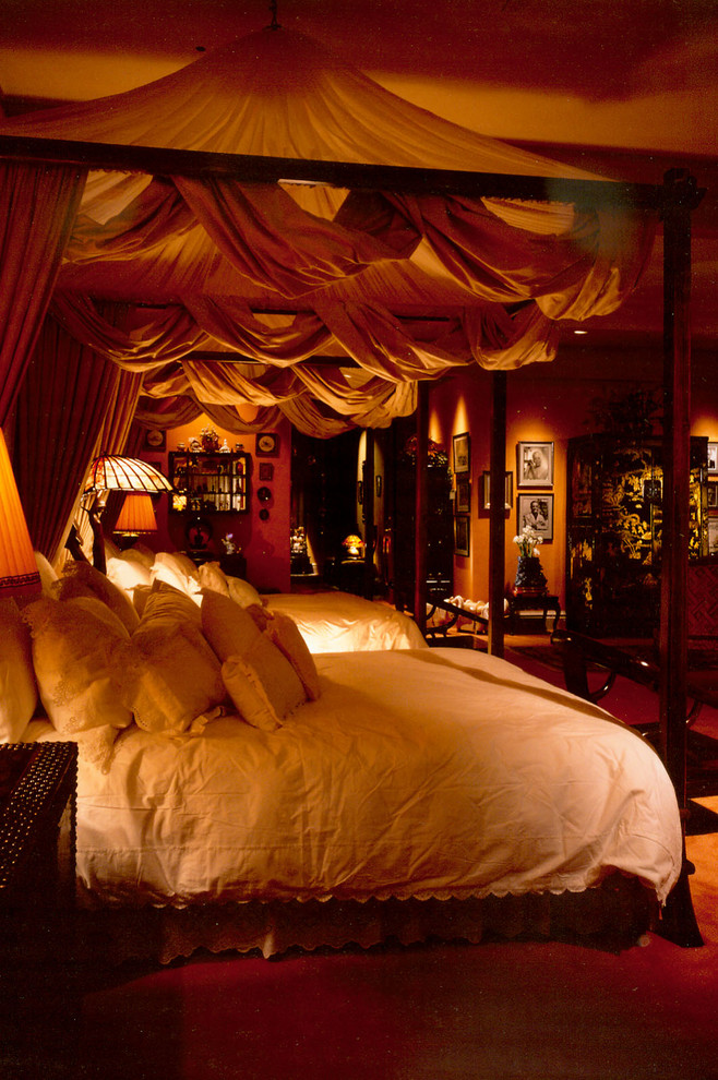 Источник вдохновения для домашнего уюта: большая хозяйская спальня в классическом стиле с оранжевыми стенами и ковровым покрытием