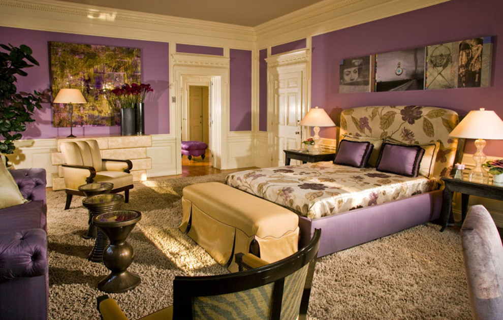 Foto de dormitorio principal clásico grande sin chimenea con paredes púrpuras, suelo de madera en tonos medios y suelo marrón