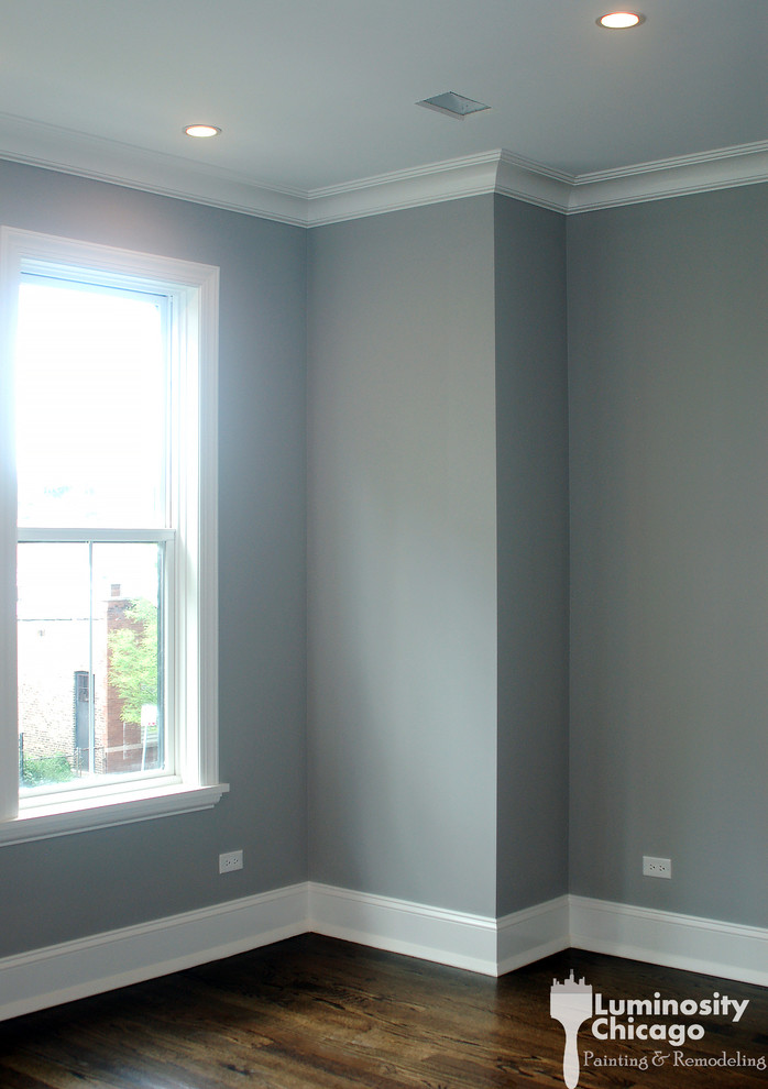 Ejemplo de dormitorio principal contemporáneo grande con paredes grises y suelo de madera oscura