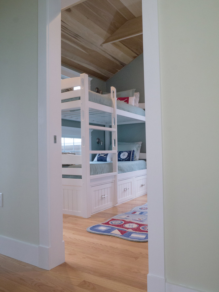 Imagen de habitación de invitados marinera de tamaño medio con paredes azules y suelo de madera clara