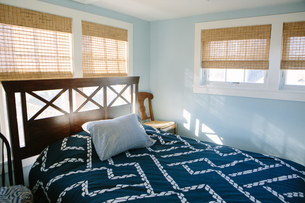 Diseño de dormitorio costero con paredes azules