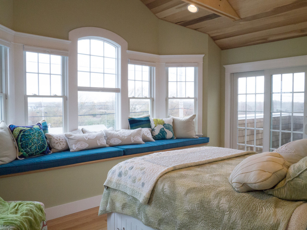 Großes Maritimes Hauptschlafzimmer mit grüner Wandfarbe und hellem Holzboden in Providence