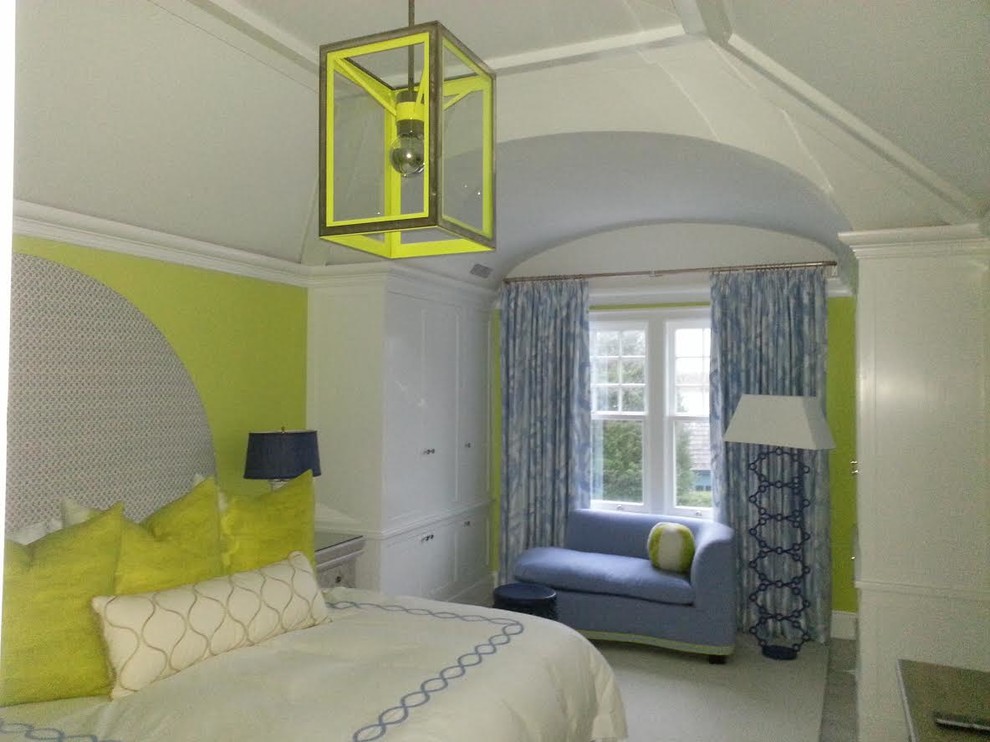 Стильный дизайн: хозяйская спальня среднего размера в стиле модернизм с ковровым покрытием и разноцветными стенами - последний тренд