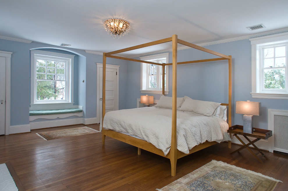 Diseño de dormitorio principal contemporáneo de tamaño medio sin chimenea con paredes azules y suelo de madera en tonos medios