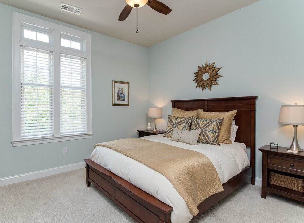 Modelo de dormitorio principal tradicional de tamaño medio con paredes azules, moqueta y suelo gris