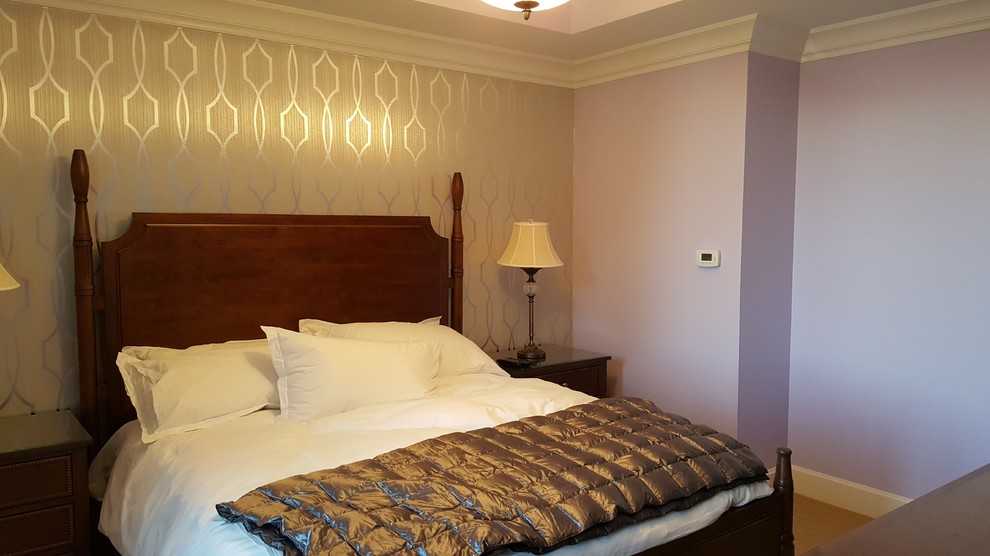 Imagen de habitación de invitados clásica renovada de tamaño medio con paredes multicolor