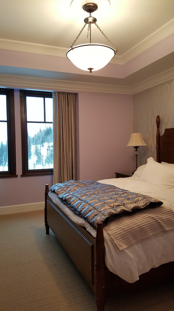 Diseño de habitación de invitados tradicional renovada de tamaño medio sin chimenea con paredes púrpuras, moqueta y suelo marrón