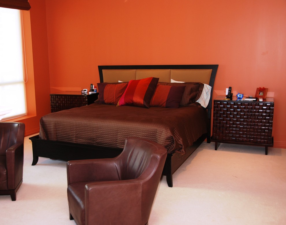 Источник вдохновения для домашнего уюта: хозяйская спальня среднего размера в восточном стиле с оранжевыми стенами, ковровым покрытием и белым полом без камина