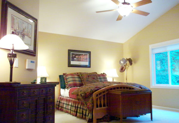 Стильный дизайн: хозяйская спальня среднего размера в классическом стиле с желтыми стенами и ковровым покрытием без камина - последний тренд