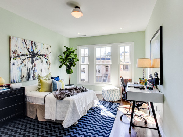 Diseño de habitación de invitados actual de tamaño medio con paredes verdes y suelo de madera clara