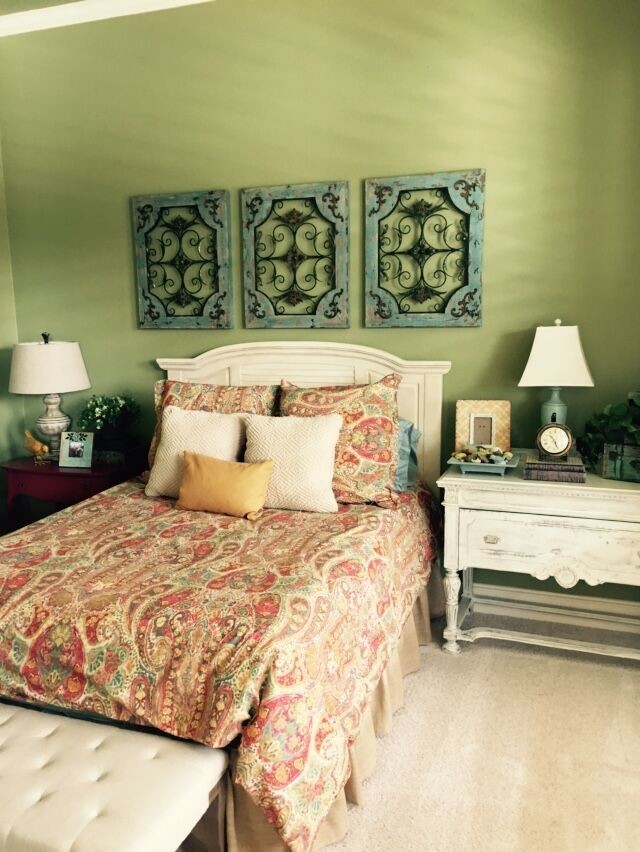 Стильный дизайн: гостевая спальня среднего размера, (комната для гостей) в классическом стиле с зелеными стенами и ковровым покрытием без камина - последний тренд