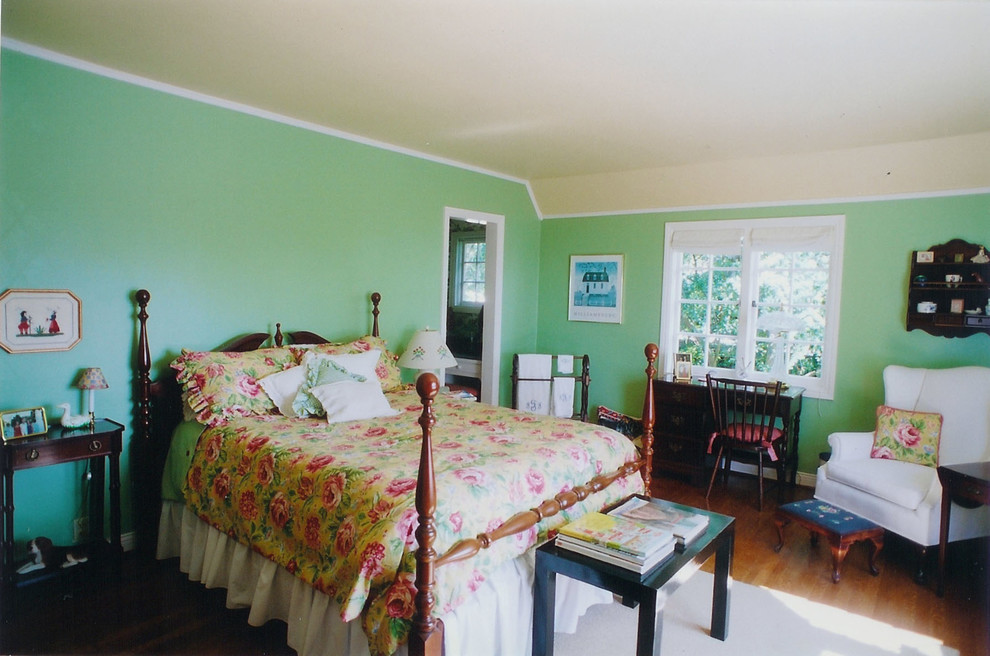 Источник вдохновения для домашнего уюта: спальня среднего размера в классическом стиле с зелеными стенами и паркетным полом среднего тона