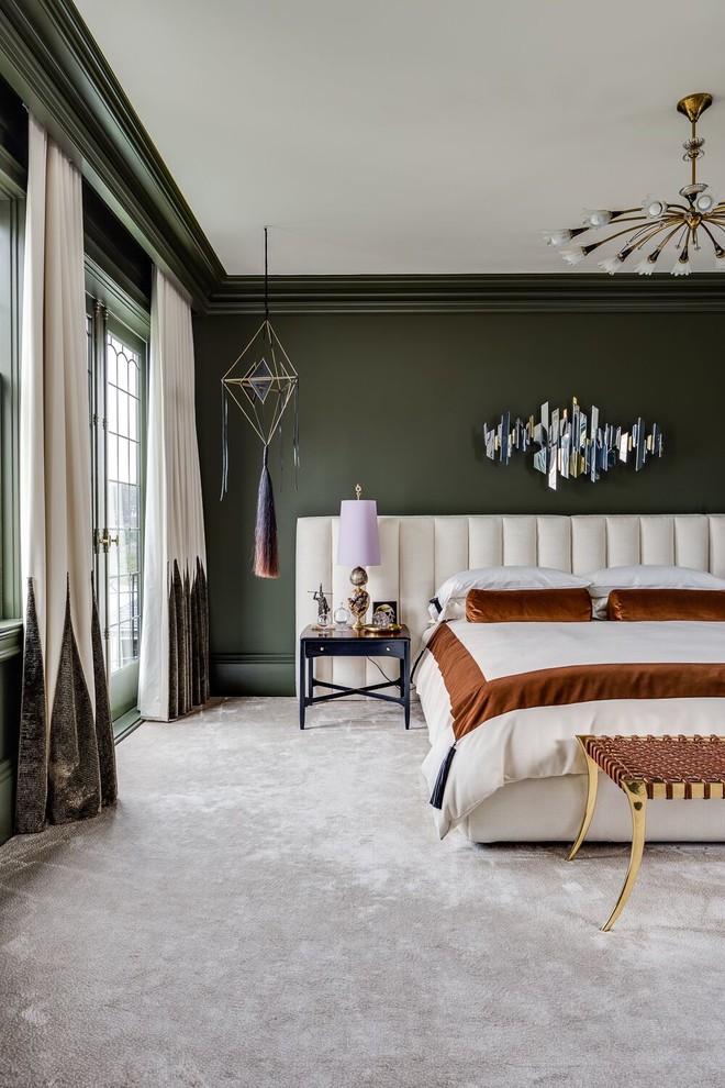 Стильный дизайн: большая хозяйская спальня в стиле неоклассика (современная классика) с зелеными стенами, ковровым покрытием и бежевым полом - последний тренд