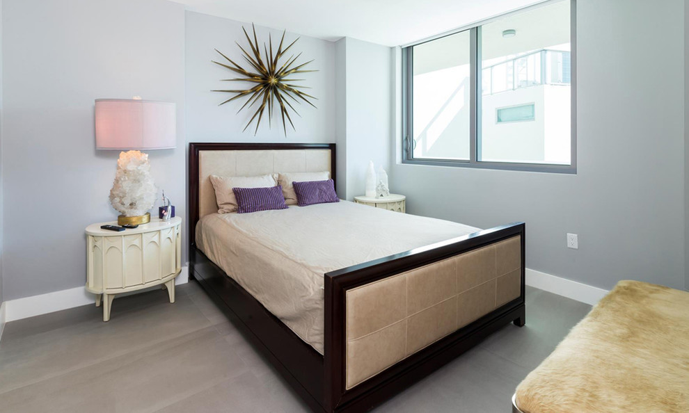 Modelo de dormitorio contemporáneo con paredes grises y suelo gris