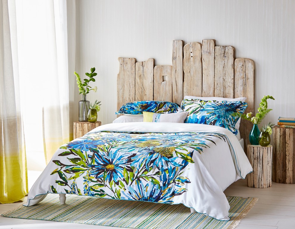 Ejemplo de dormitorio tropical con paredes blancas, suelo de madera pintada y suelo blanco