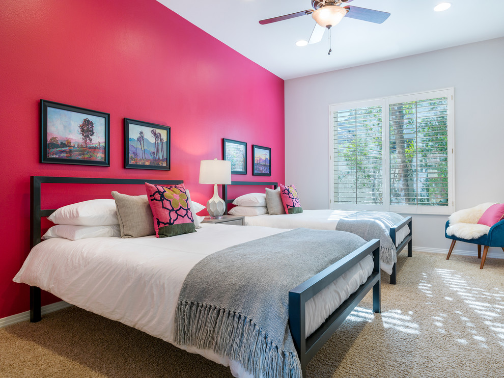 Источник вдохновения для домашнего уюта: гостевая спальня (комната для гостей) в стиле неоклассика (современная классика) с розовыми стенами, ковровым покрытием и бежевым полом