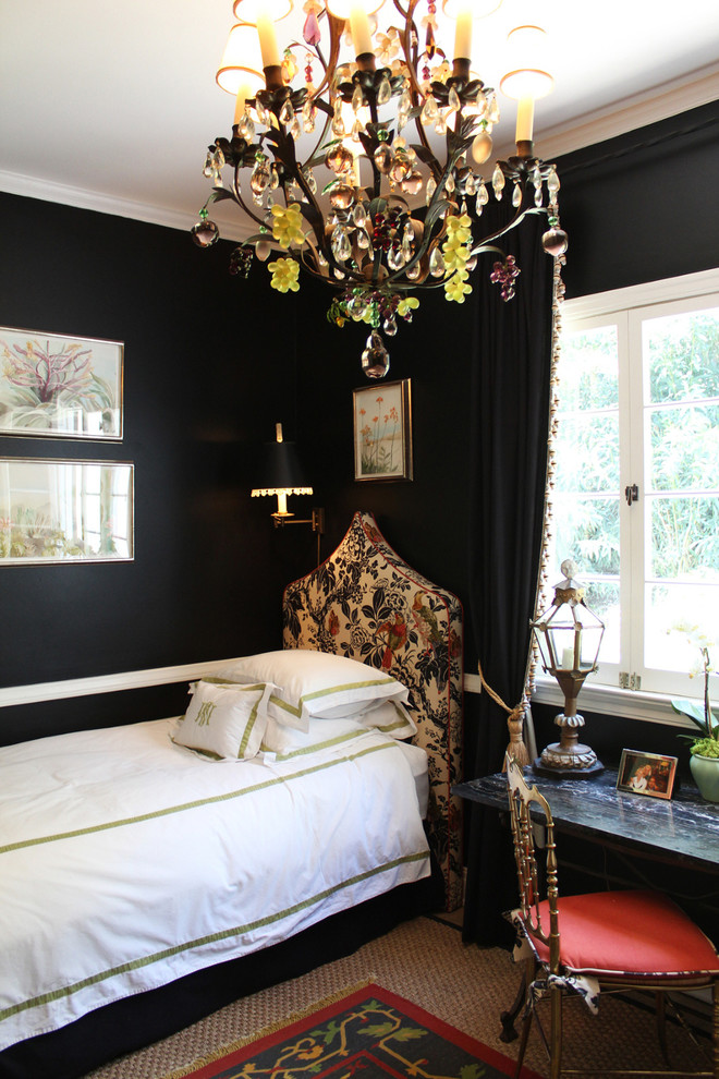 Bild på ett eklektiskt sovrum, med svarta väggar
