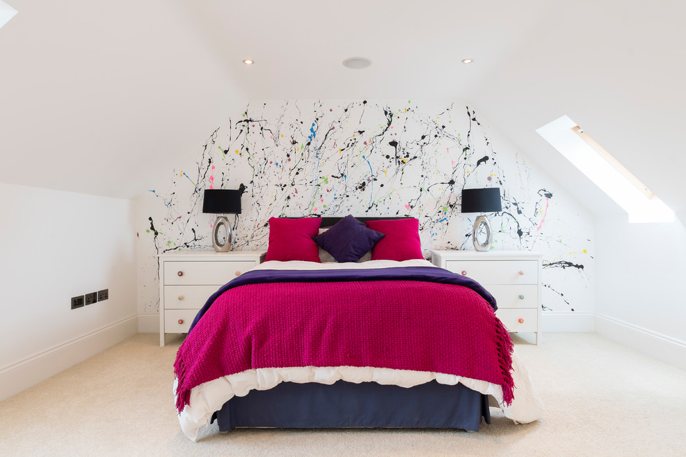 Idéer för mellanstora vintage sovrum, med vita väggar, heltäckningsmatta och beiget golv