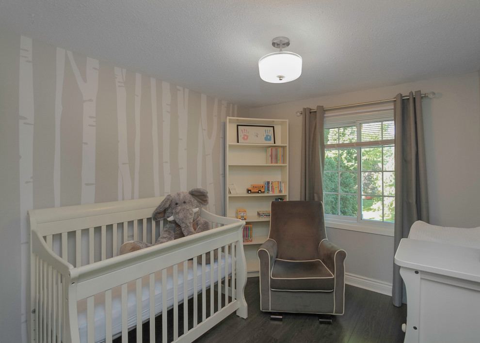 Idée de décoration pour une chambre de bébé minimaliste avec un mur gris et sol en stratifié.
