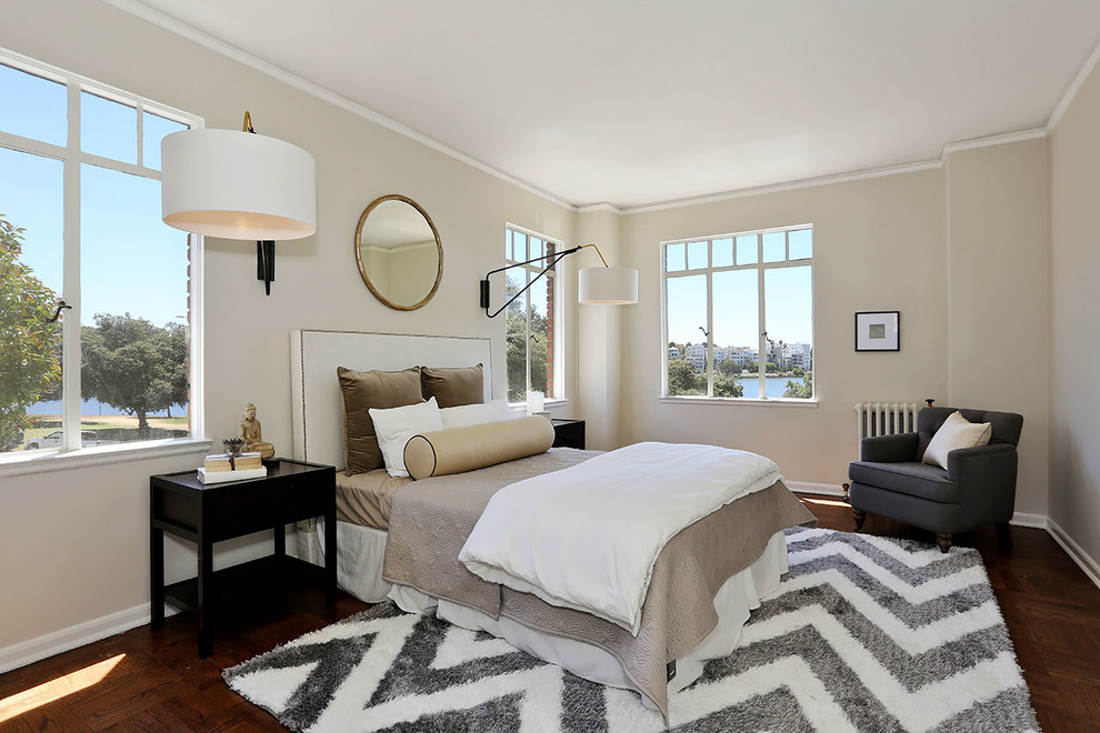 サンフランシスコにあるトランジショナルスタイルのおしゃれな寝室 (ベージュの壁、無垢フローリング、グレーとクリーム色)