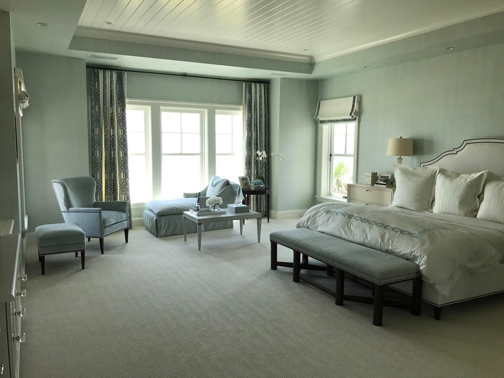 Großes Klassisches Hauptschlafzimmer ohne Kamin mit grauer Wandfarbe, Teppichboden und beigem Boden in Atlanta