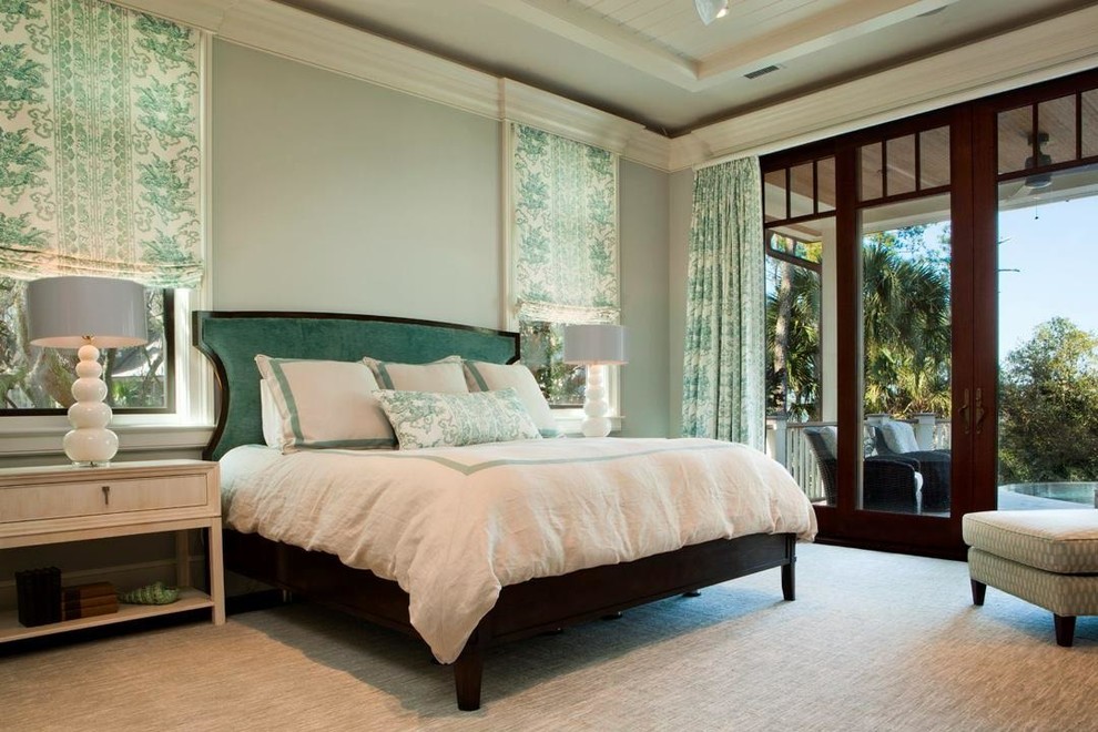 Свежая идея для дизайна: хозяйская спальня среднего размера в стиле неоклассика (современная классика) с зелеными стенами, ковровым покрытием и бежевым полом без камина - отличное фото интерьера