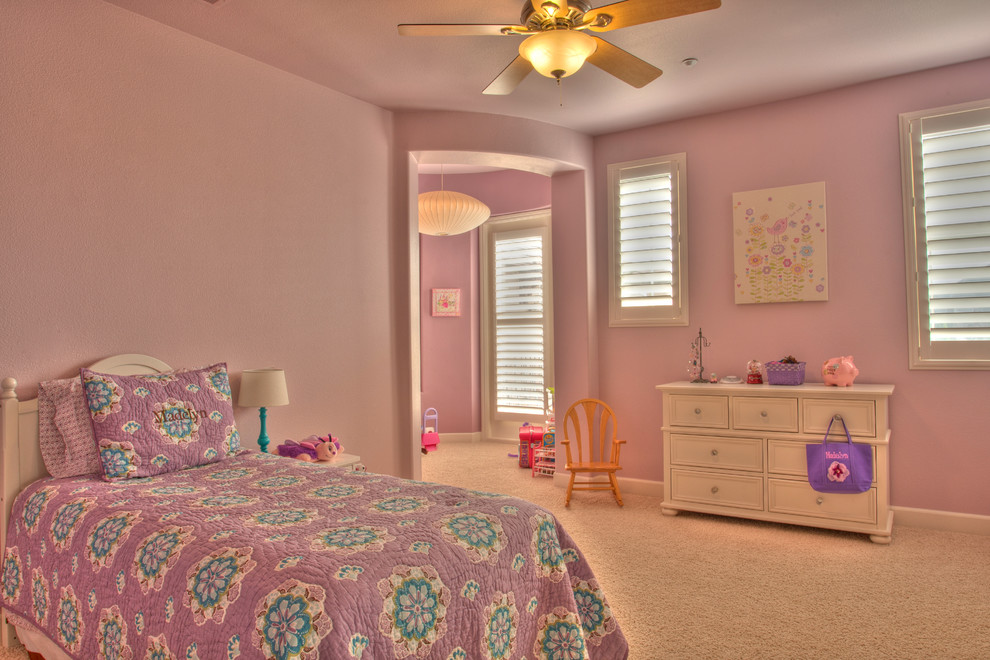 Mittelgroßes Klassisches Schlafzimmer mit lila Wandfarbe und Teppichboden in Sonstige