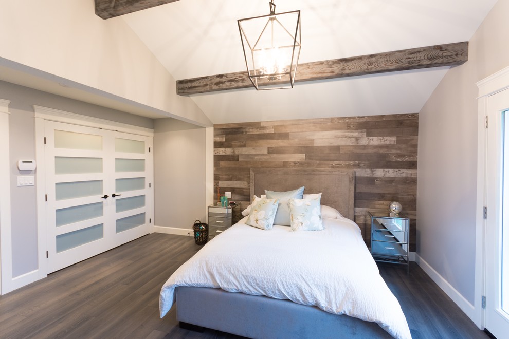 Cette image montre une chambre parentale minimaliste avec un mur gris, un sol en vinyl et un sol marron.