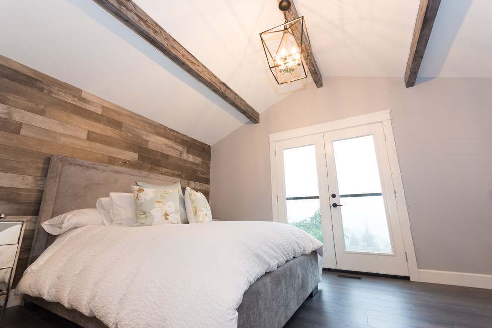 На фото: хозяйская спальня в стиле модернизм с серыми стенами, полом из винила и коричневым полом