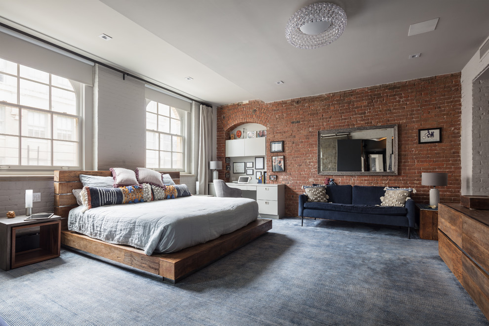 Bild på ett industriellt sovrum, med heltäckningsmatta och blått golv