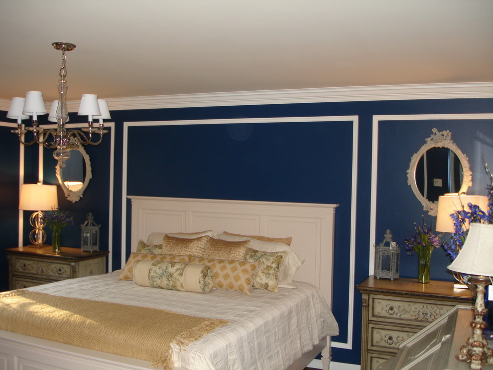 Foto de dormitorio principal actual de tamaño medio sin chimenea con paredes azules
