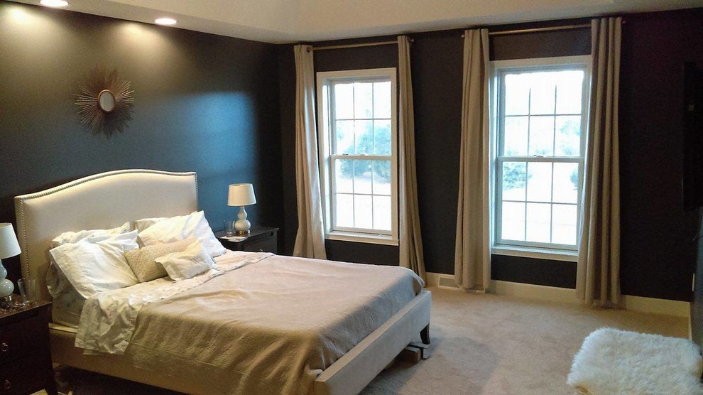 На фото: хозяйская спальня среднего размера в стиле модернизм с черными стенами