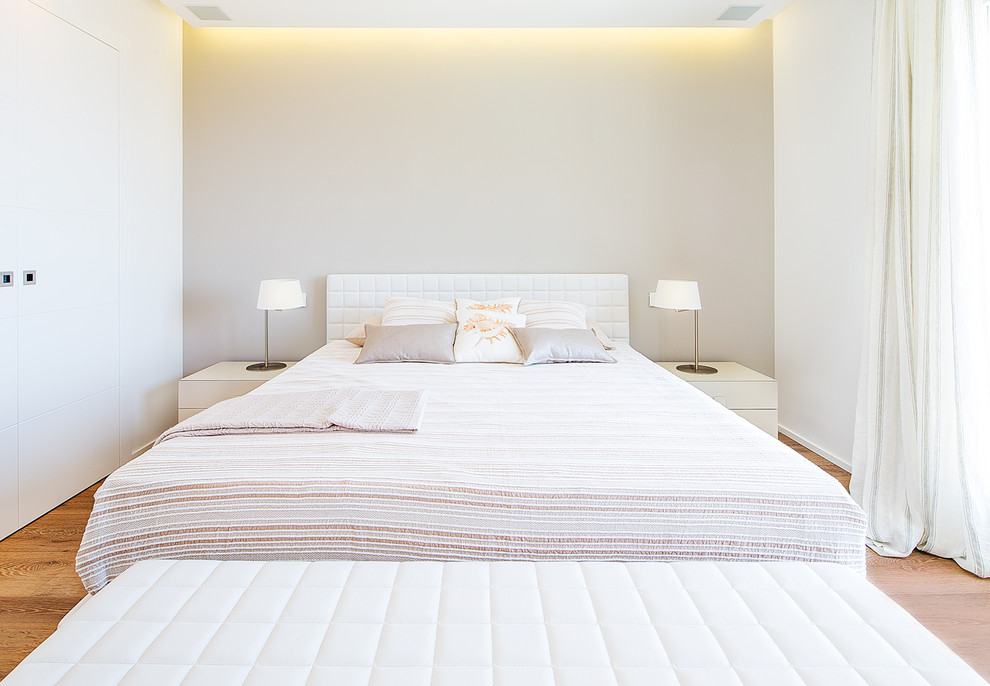 На фото: большая гостевая спальня (комната для гостей) в современном стиле с разноцветными стенами и паркетным полом среднего тона с