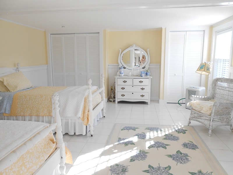 Идея дизайна: большая гостевая спальня (комната для гостей) в стиле шебби-шик с желтыми стенами, полом из керамической плитки и белым полом