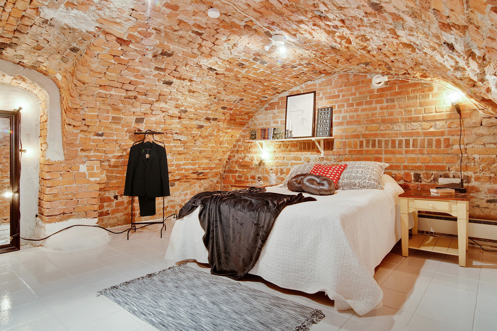 Источник вдохновения для домашнего уюта: большая хозяйская спальня в стиле лофт с полом из керамической плитки без камина