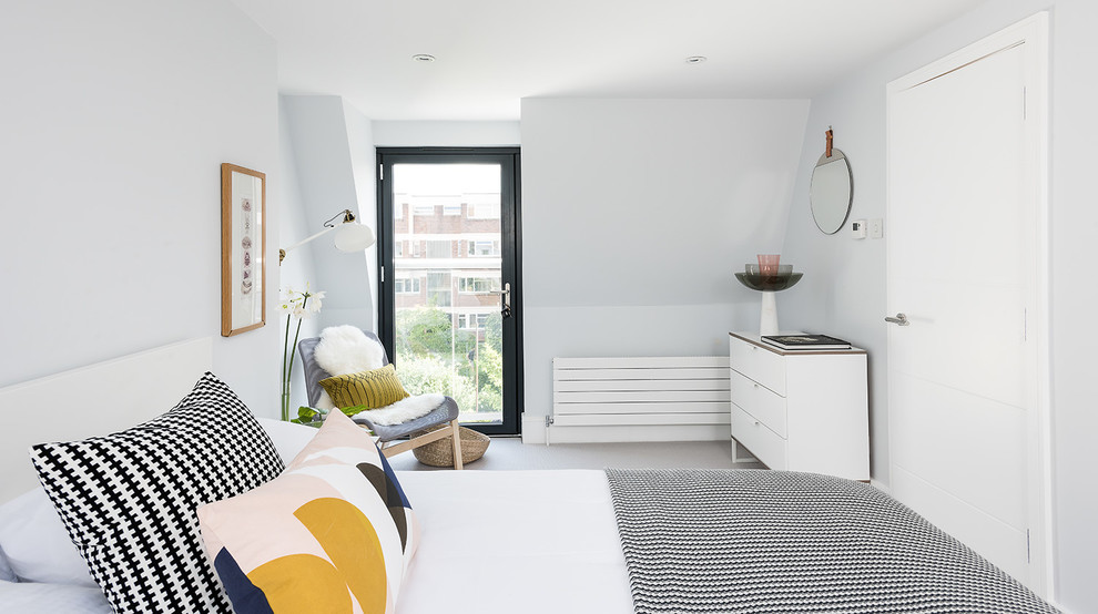Inspiration för skandinaviska sovrum, med vita väggar och heltäckningsmatta