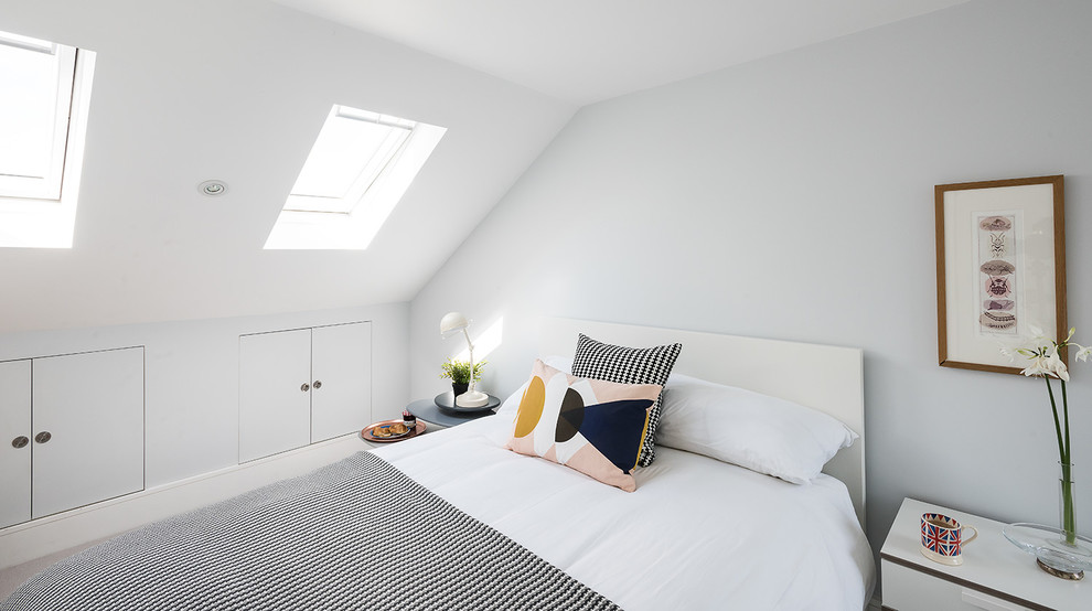 Идея дизайна: спальня в скандинавском стиле с белыми стенами и ковровым покрытием