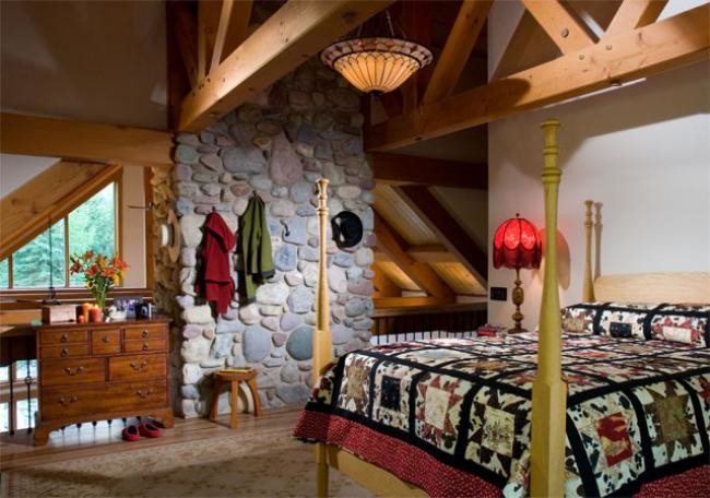 Immagine di una camera da letto stile loft stile rurale di medie dimensioni con pareti bianche, parquet chiaro, nessun camino e pavimento marrone