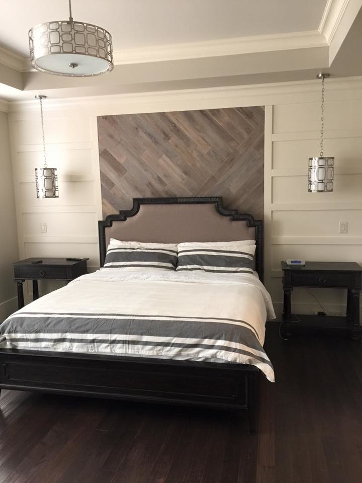 Cette image montre une chambre craftsman avec un mur blanc et parquet foncé.