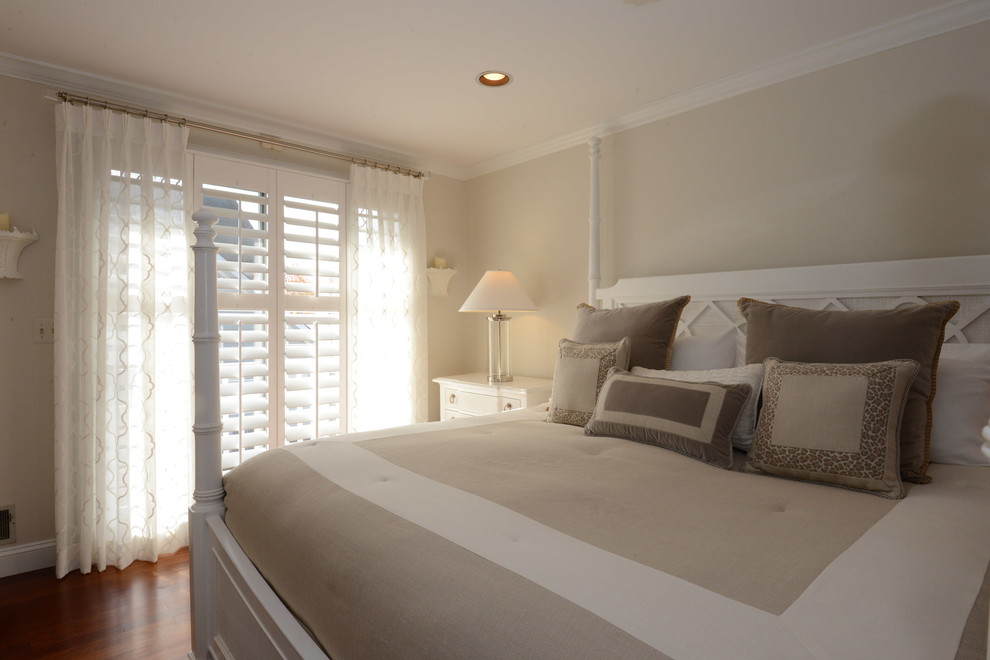 На фото: хозяйская спальня среднего размера в стиле неоклассика (современная классика) с бежевыми стенами, паркетным полом среднего тона и стандартным камином с