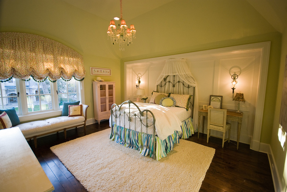 Стильный дизайн: спальня в классическом стиле с зелеными стенами и кроватью в нише - последний тренд