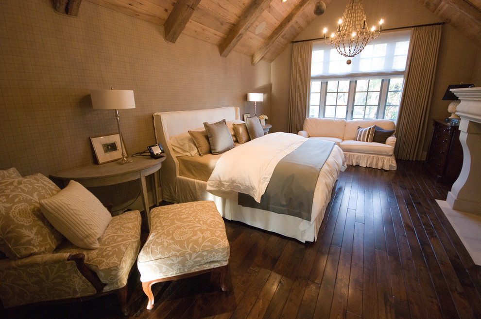 ダラスにあるトラディショナルスタイルのおしゃれな寝室 (濃色無垢フローリング、茶色い床、照明) のレイアウト