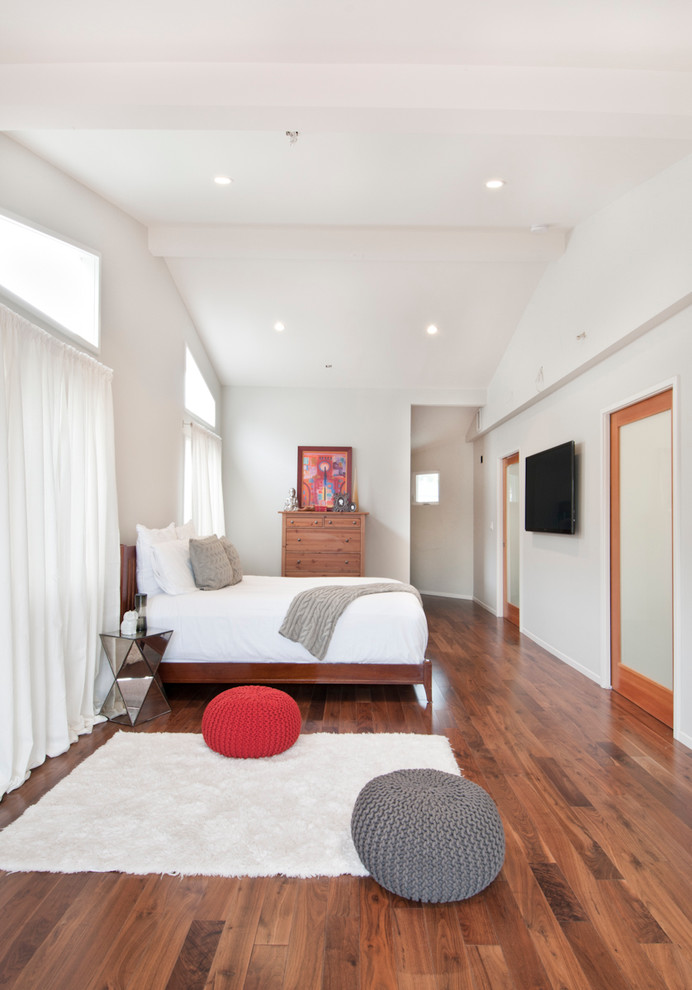 ロサンゼルスにあるコンテンポラリースタイルのおしゃれな寝室 (白い壁) のインテリア