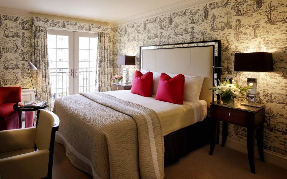 Esempio di una camera da letto tradizionale con pareti beige e moquette