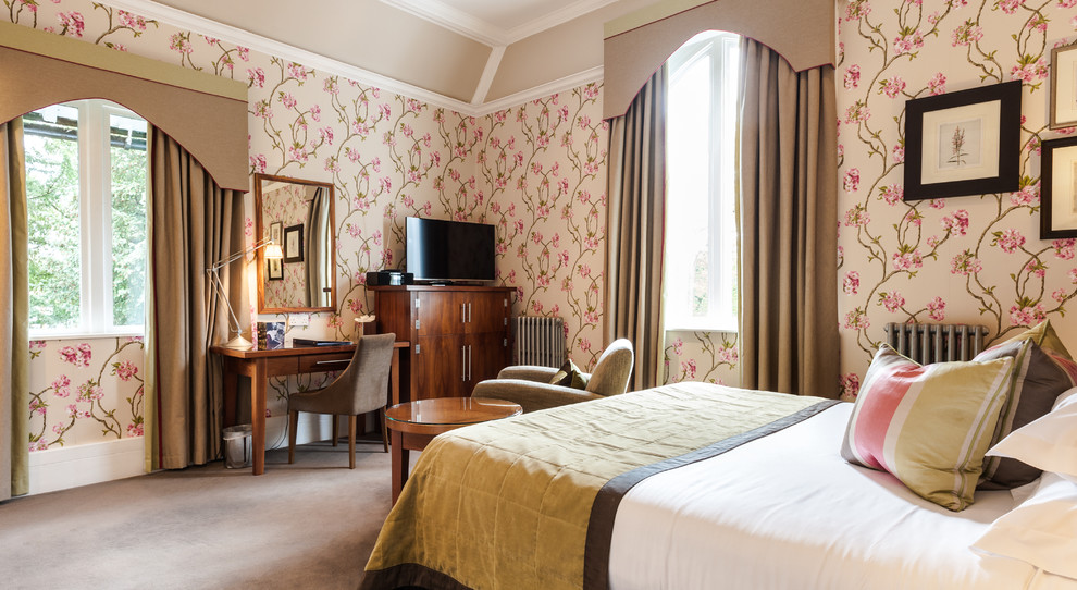 マンチェスターにあるトラディショナルスタイルのおしゃれな寝室 (マルチカラーの壁、カーペット敷き) のレイアウト