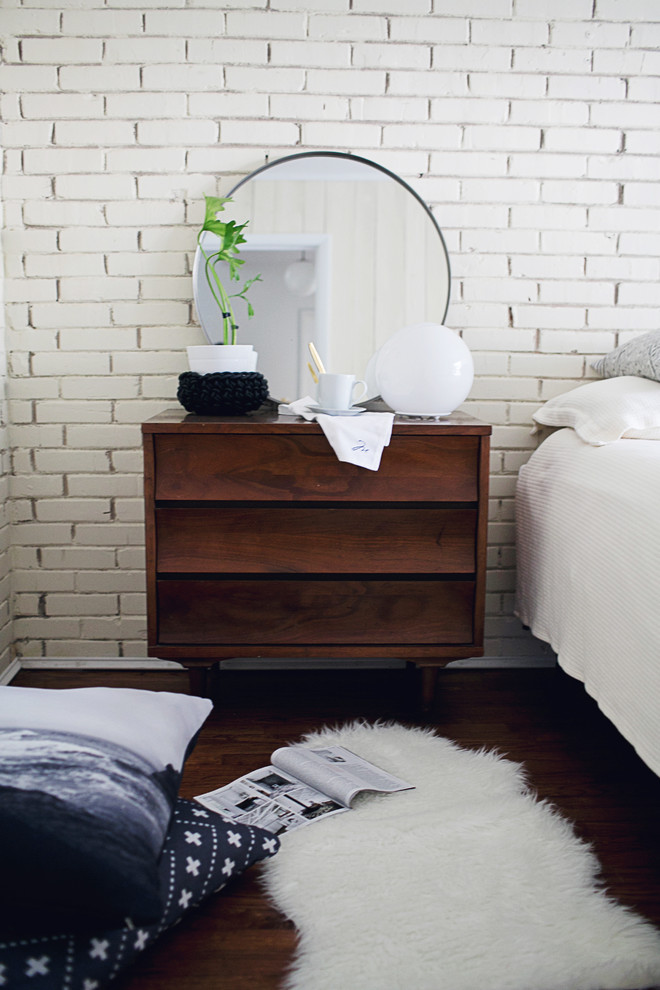 Bedroom - mid-century modern bedroom idea in New York