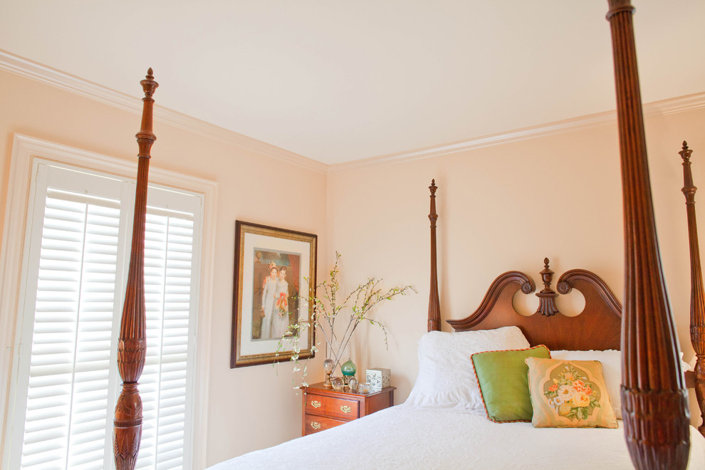 Ejemplo de dormitorio tradicional grande sin chimenea con paredes beige y moqueta