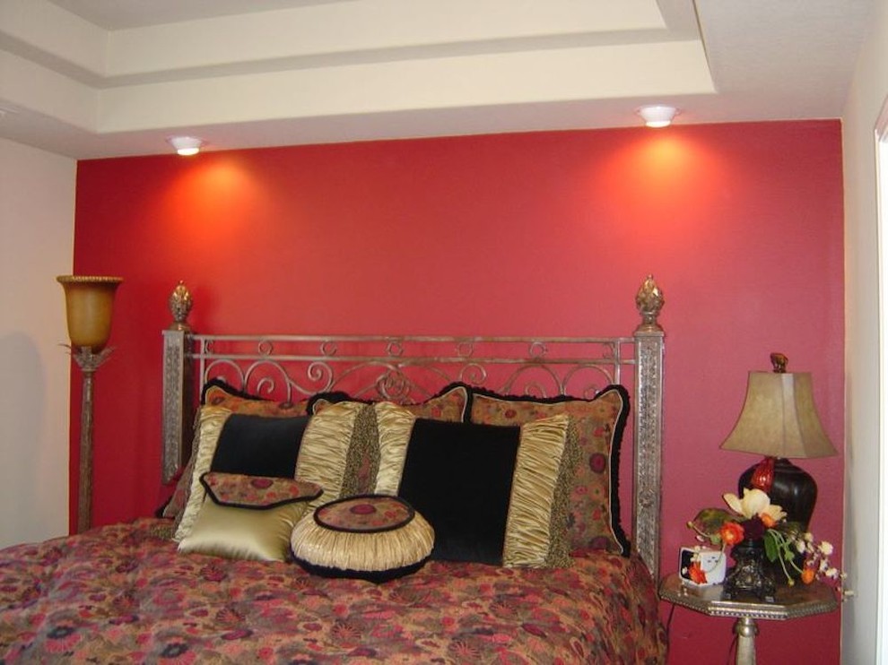 Пример оригинального дизайна: маленькая гостевая спальня (комната для гостей) с красными стенами для на участке и в саду