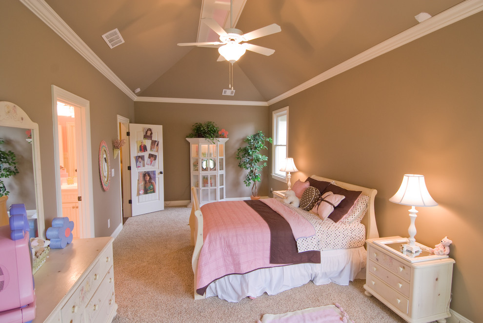 Foto di una camera degli ospiti design di medie dimensioni con pareti marroni, moquette, nessun camino e pavimento beige
